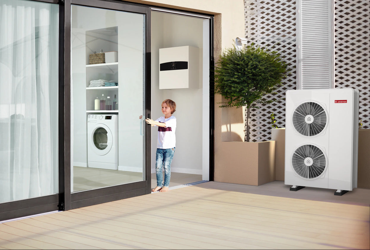 Ariston Nimbus Plus Net R32 toplotna pumpa napolju sa detetom
