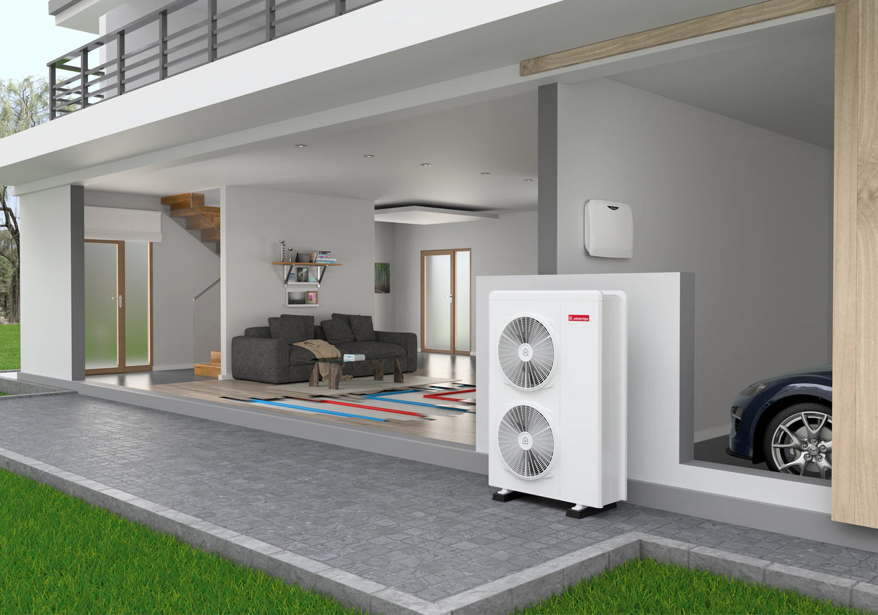 Ariston Nimbus Pocket toplotna pumpa napolju ispred kuće