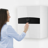 Osoba koristi display na Ariston Nimbus WH NET toplotnoj pumpi